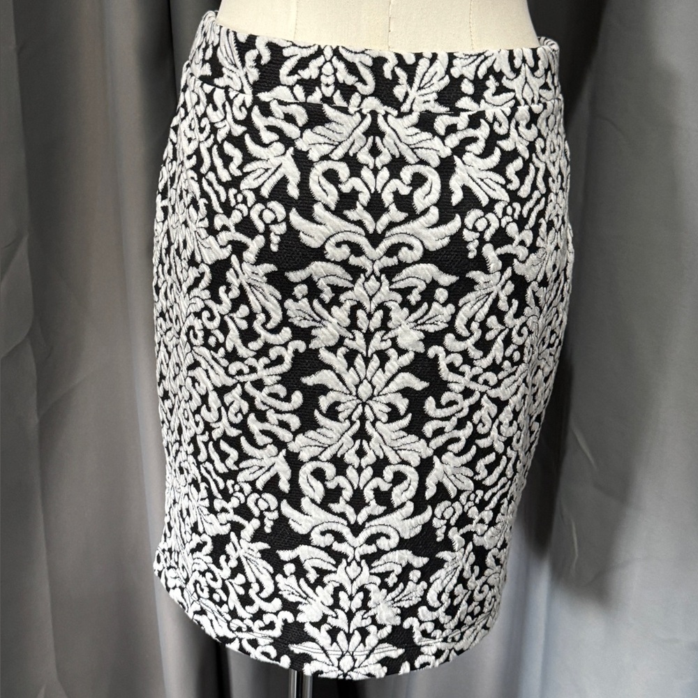 LOFT ladies size S pull on skirt